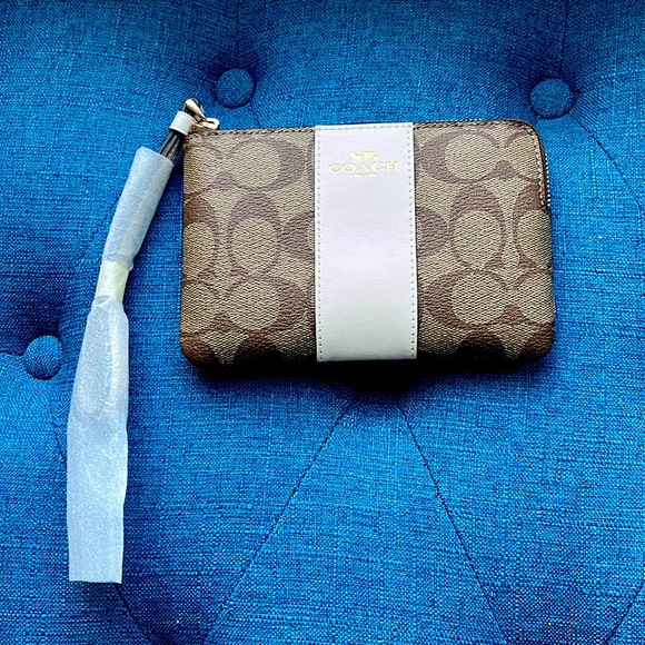 Brand new Coach Signature Zip Wristlet - Picture 1 of 3
